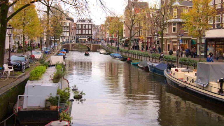 Menyusuri dan Jalani Wisata Halal di Amsterdam, Kota Bersejarah Belanda Paket Wisata Halal: Liburan Nyaman 6 Negara Eropa Cuma Rp29 Juta!