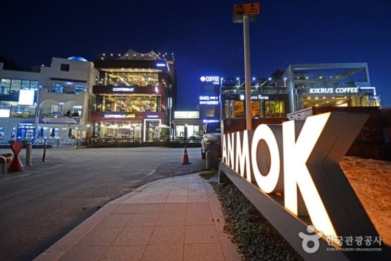 Senja Pantai Ditemani Secangkir Kopi dalam Tour Korea di Gangneung Coffee Street