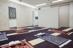 Bingung Cari Ruang Shalat Saat Tour Korea ke Seoul? Ini Dia Beberapa Bocorannya! Bagaimana Menentukan Arah Kiblat Saat Traveling Halal