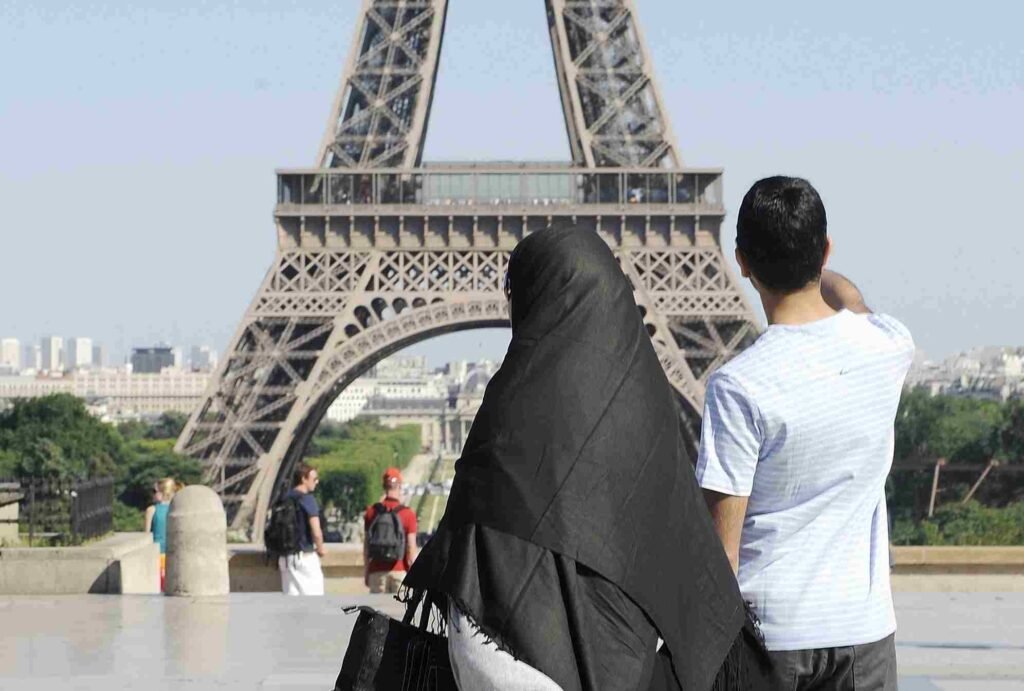 Fakta dan Tips Tetap Nyaman Buat Muslimah Berhijab dalam Halal Tour di Prancis