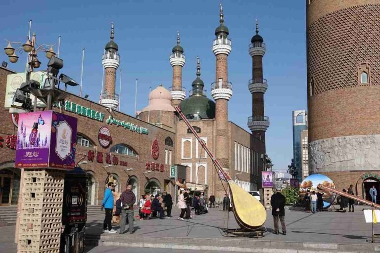 Jelajahi Warna-Warni Grand Bazaar Urumqi, Surga Belanja dan Kuliner Halal Tour