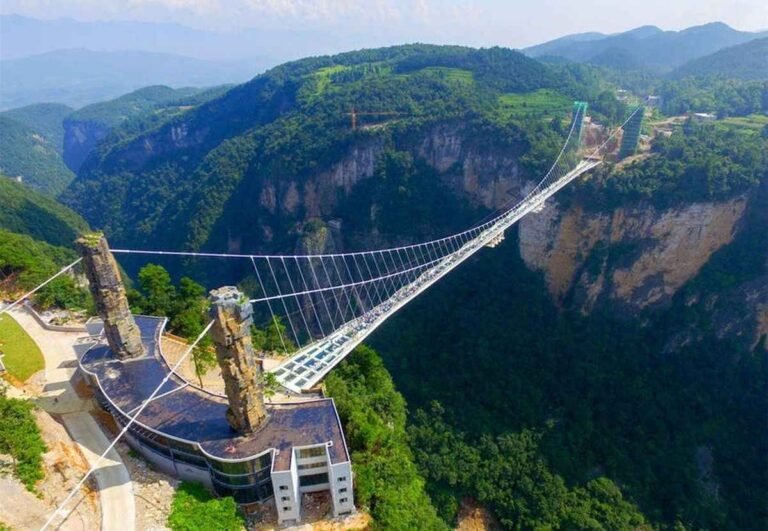 Halal Tour ke Jembatan Kaca Zhangjiajie, Rasakan Sensasi Menegangkan Melayang