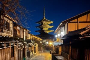 Travel Jepang Paling Romantis: Jalan-Jalan di Gion Kyoto Destinasi Wisata Muslim yang Wajib Dikunjungi Sekali Seumur Hidup Itinerary Wisata Halal Jepang 7 Hari: Tokyo – Kyoto – Osaka