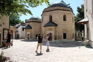 Jejak Islam di Tempat Tak Terduga yang Bisa Kamu Jelajahi Bareng Halal Tour Cara Cari Masjid Tersembunyi di Negara Minoritas Muslim Saat Travel Halal Cara Menentukan Negara Tujuan untuk Wisata Muslim Pertama Kali