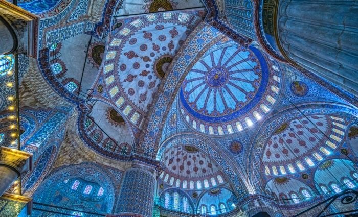 Travel Muslim ke Istanbul: Spot Foto Instagramable dari Blue Mosque Sampai Grand Bazaar