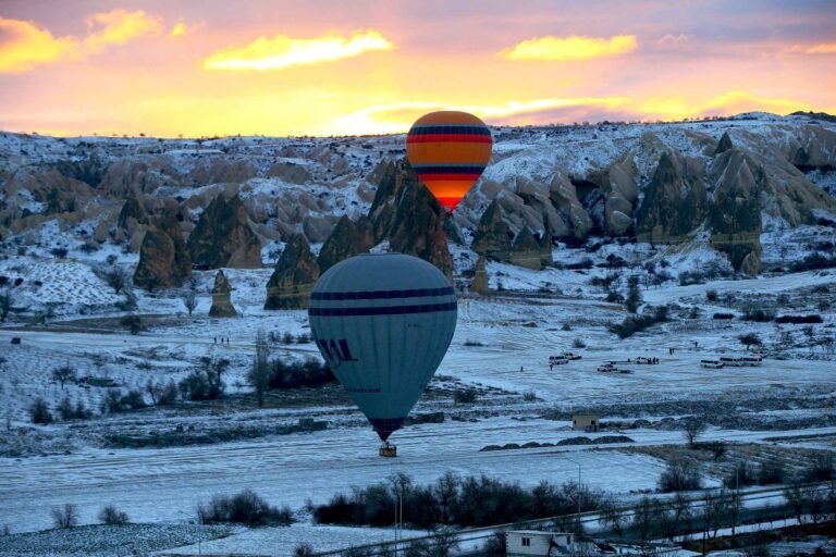 Wisata Halal ke Cappadocia: Indahnya Balon Udara di Musim Salju