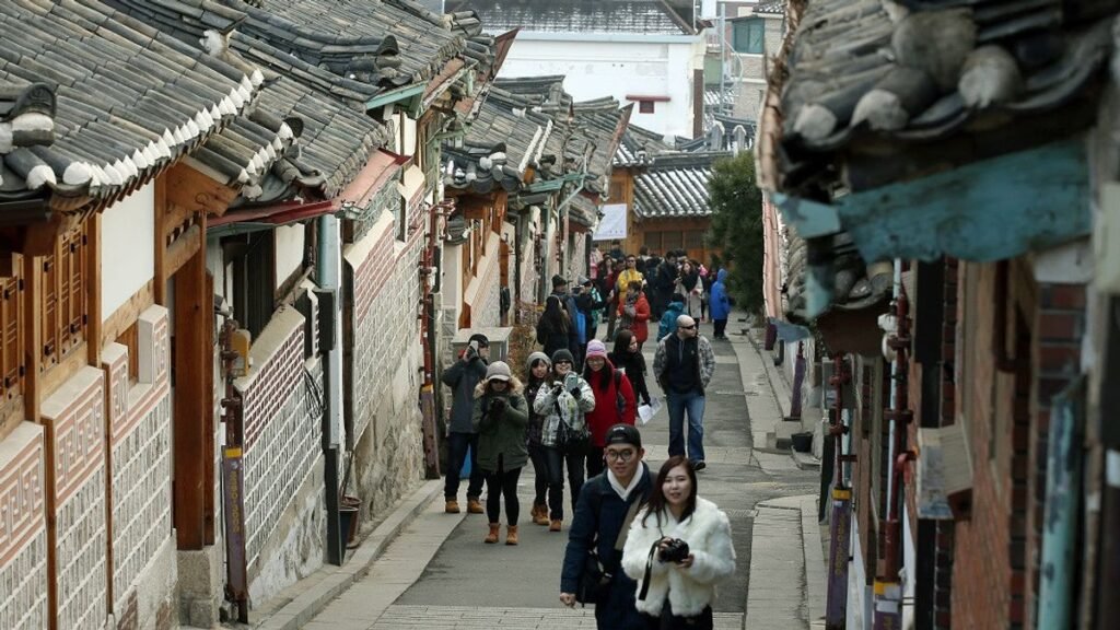 Spot Foto Halal Friendly di Bukchon Hanok Village, Wajib Masuk Paket Tour Korea