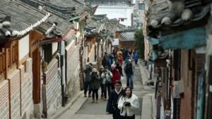 Spot Foto Halal Friendly di Bukchon Hanok Village, Wajib Masuk Paket Tour Korea Paket Wisata Halal 2026 untuk First Timer ke Luar Negeri