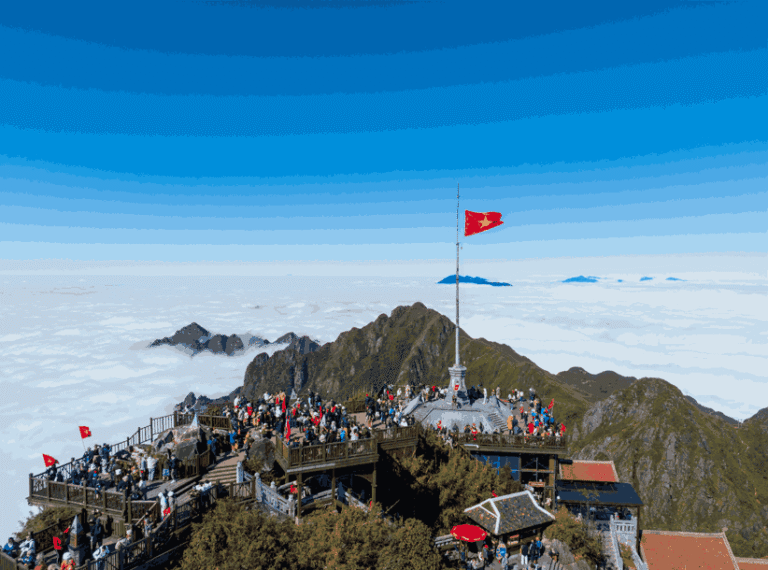 Petualangan Halal Tour ke Puncak Fansipan: Sensasi Berada di Atas Awan Vietnam