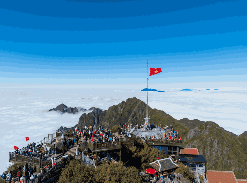 Petualangan Halal Tour ke Puncak Fansipan: Sensasi Berada di Atas Awan Vietnam