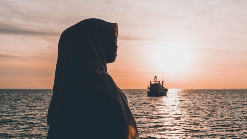 Halal Travel untuk Muslimah: Outfit Aman & Stylish untuk 4 Musim