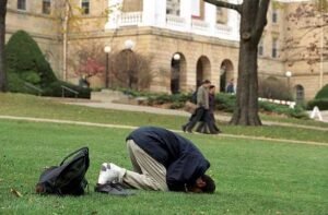 Pernah Bingung Cari Tempat Salat di Luar Negeri? Ini Solusinya