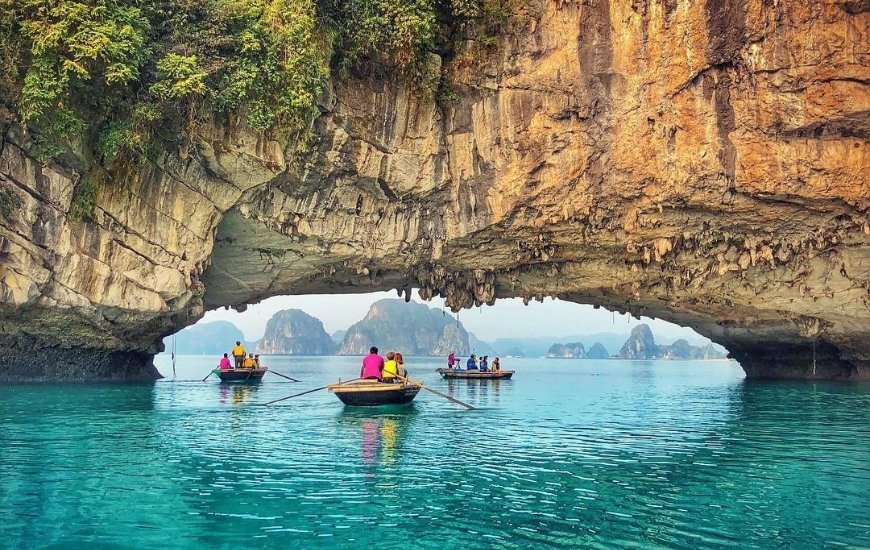 Travel Halal ke Vietnam, Halong Bay Ternyata Lebih Seru Dinikmati dari Atas Cruise