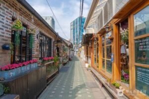 Nggak Semua yang Menarik di Seoul Ada di Myeongdong, Coba Wisata Halal ke Ikseon-dong